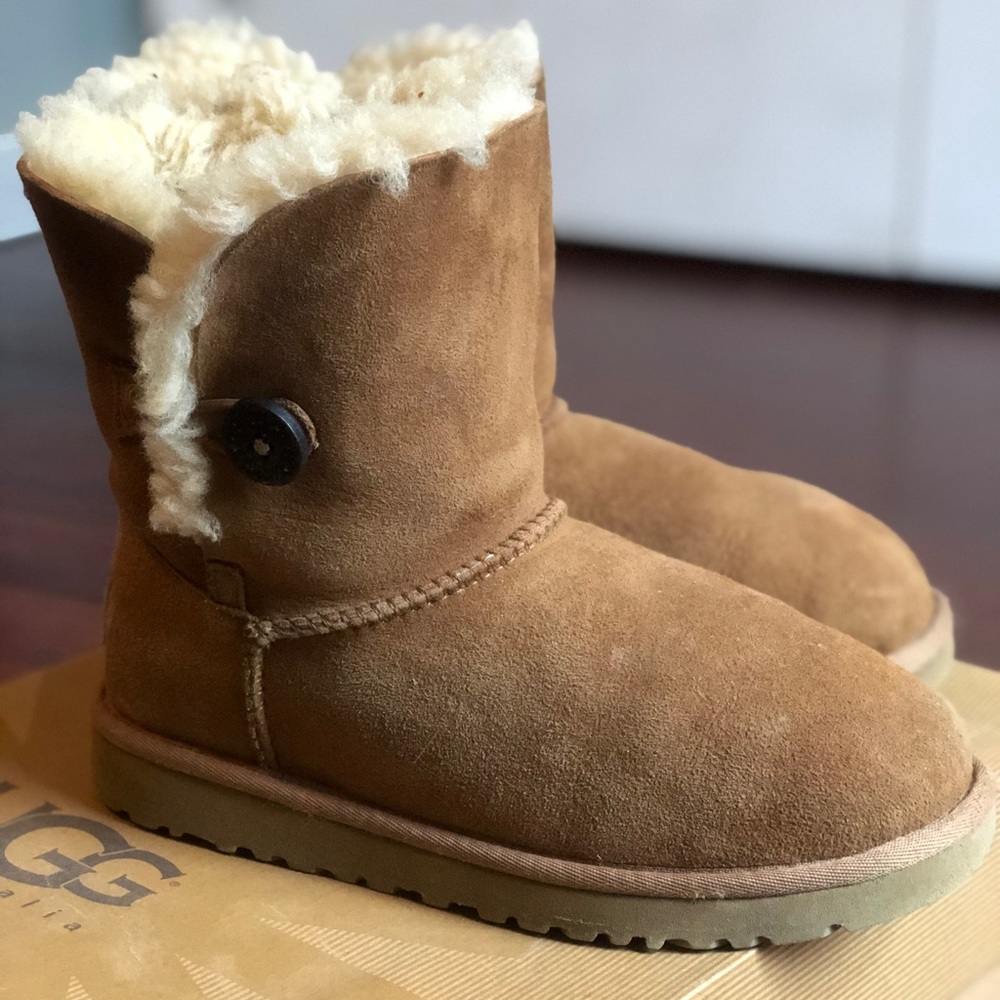 Chestnut Bailey Button Uggs (short)